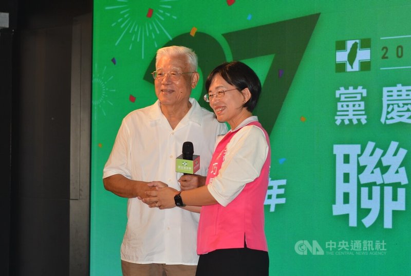 民進黨新北市黨部28日晚間舉辦2024年黨慶暨資深黨員聯誼餐會,黨部主委蘇巧慧(右)於資深黨員、前台北縣長尤清(左)致詞時,登台感謝民主前輩守護台灣。中央社記者黃旭昇新北市攝 113年9月28日