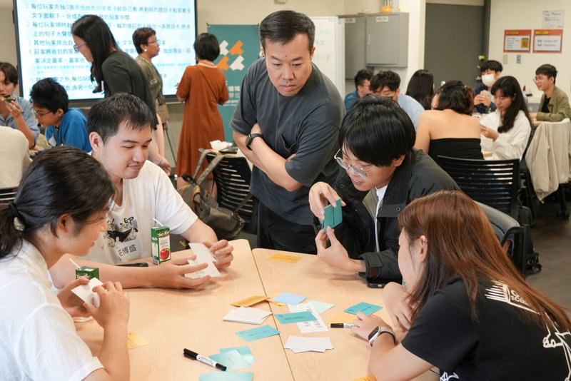 台灣大學「創新領域學士學位學程」讓學生自訂主題，鼓勵開放自由的學習方式，近日入圍唐．諾曼設計獎（DNDA）。圖為學程的課程中，教師將問題與解方設計成牌卡型桌遊，藉由桌遊讓師生們彼此討論在移地學習過程中所遇到的問題。（台大提供）中央社記者陳至中傳真  113年9月28日