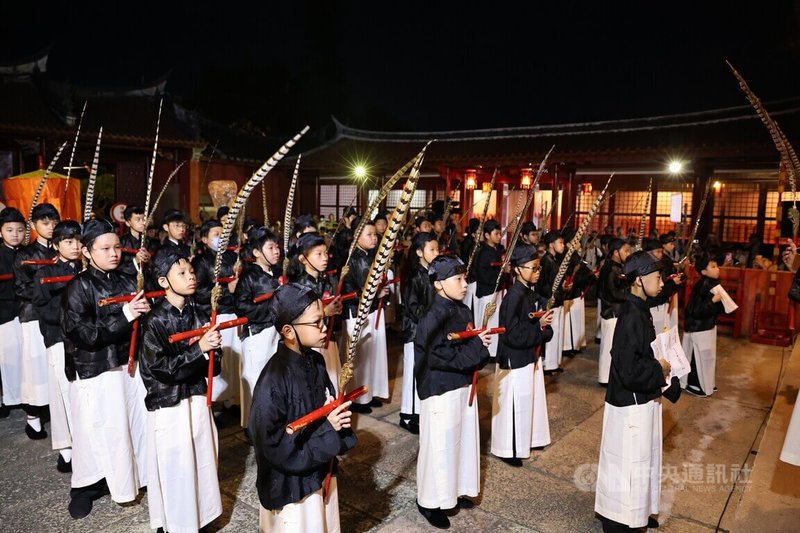 全台首學台南孔廟28日祭孔，忠義國小學生在大成殿跳著六佾舞，場面肅穆，也為年度祭孔大典揭開序幕。中央社記者張榮祥台南攝  113年9月28日