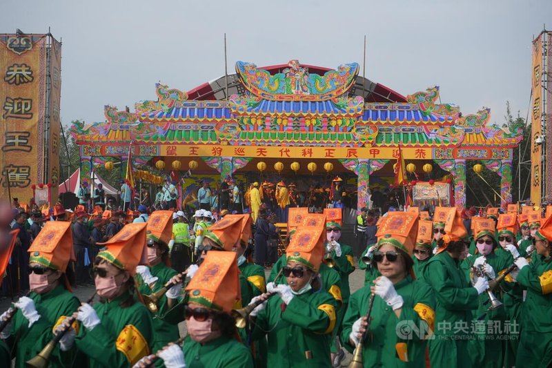 屏東東港東隆宮「甲辰正科迎王平安祭典」28日由廟方遵循古禮在鎮海公園進行請王駕「請水」儀式,在甲辰正科代天巡狩鄭府大千歲降臨後,現場歡聲雷動、鑼鼓喧天。中央社記者黃郁菁攝 113年9月28日