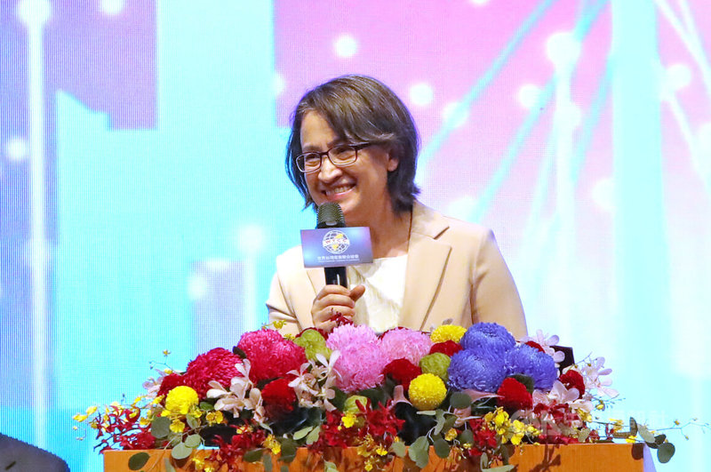 副總統蕭美琴(圖)28日在高雄出席「世界台灣商會聯合總會第30屆年會」閉幕典禮,感謝台商在全世界打拚事業,同時也不忘與故鄉連結,肯定眾人在經濟、文化、教育等多領域的付出與協助,與台灣共同向世界展現實力。中央社記者張已亷攝 113年9月28日