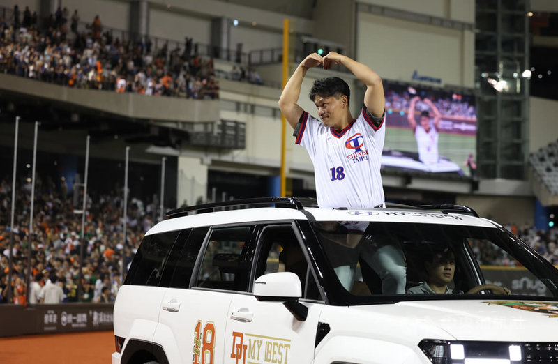 中職統一獅隊投手「嘟嘟」潘威倫(車上)28日在台北大巨蛋完成中職生涯最終戰,賽後感謝儀式特別搭車從一壘側出發繞場致意,一度比出大愛心向球迷致意。中央社記者張新偉攝 113年9月28日