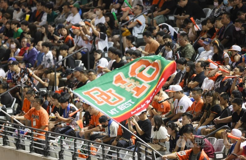 中華職棒統一獅投手「嘟嘟」潘威倫28日在台北大巨蛋完成中職生涯最後一役,現場2萬8018名觀眾共同見證,場邊應援團也賣力揮舞旗幟為他加油。中央社記者張新偉攝 113年9月28日