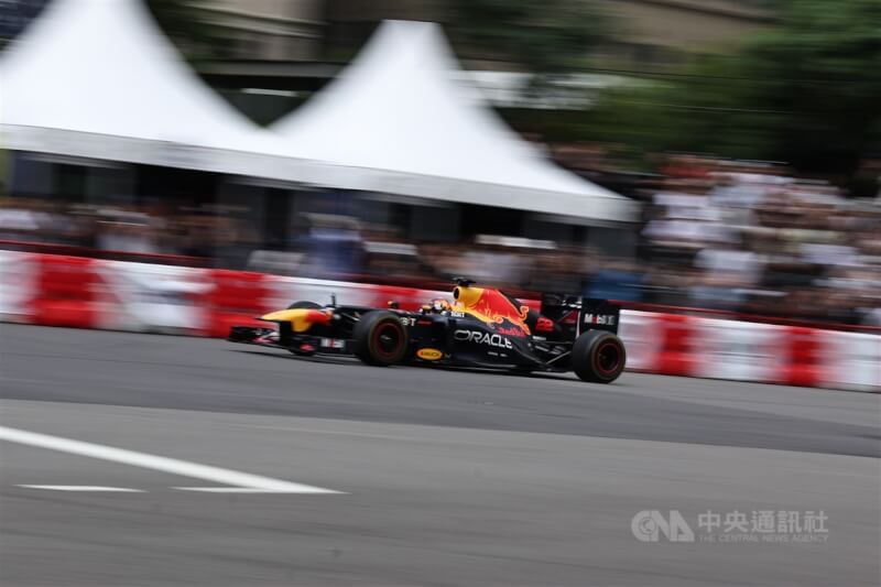 「Red Bull Showrun Taichung封街賽車展演」28日在台中市政路登場，日本籍F1賽車手角田裕毅駕駛冠軍車RB8奔馳在台中市區。中央社記者翁睿坤攝　113年9月28日