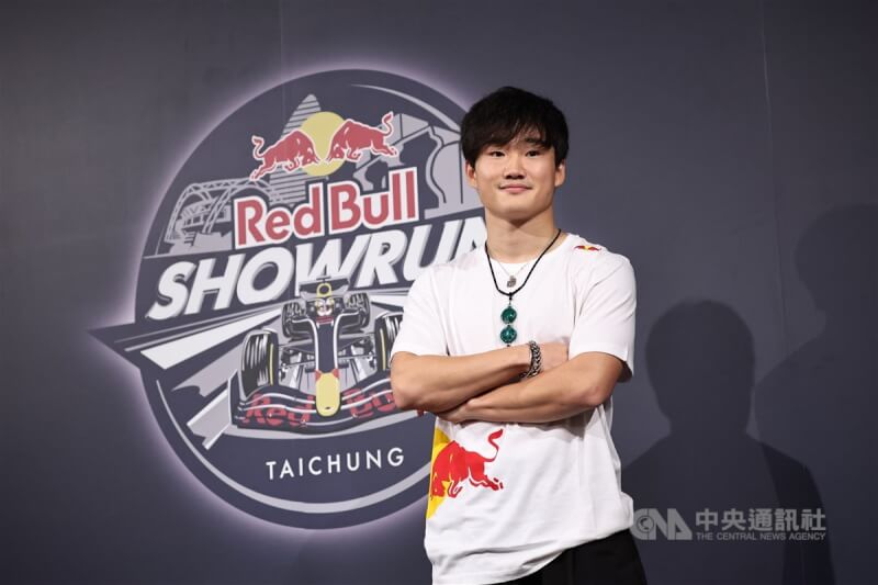 「Red Bull Showrun Taichung封街賽車展演」28日在台中市市政路封街登場，吸引全台車迷朝聖，共計賣出3萬張門票，日本籍F1賽車手角田裕毅上午舉行媒體見面會。中央社記者翁睿坤攝　113年9月28日