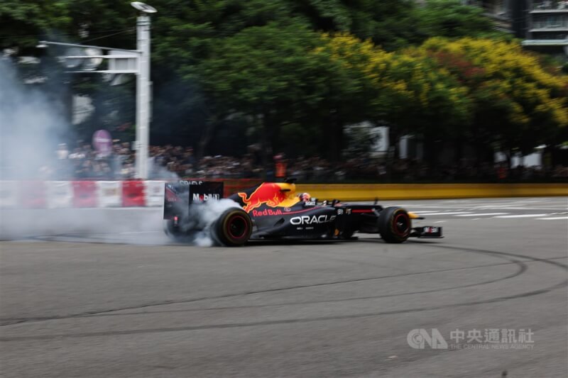 「Red Bull Showrun Taichung封街賽車展演」28日在台中市政路登場，日本籍F1賽車手角田裕毅駕駛冠軍車RB8，展示F1賽車的加速、引擎音浪，還加碼燒胎甜甜圈，大秀甩尾技巧。中央社記者翁睿坤攝　113年9月28日