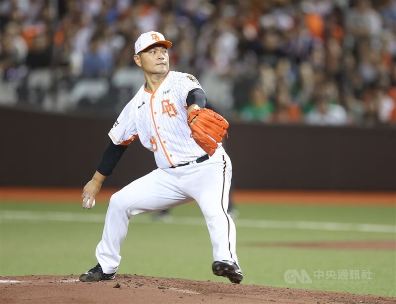 中華職棒統一獅42歲投手「嘟嘟」潘威倫(圖)28日迎來中職生涯最後一役,在台北大巨蛋扛下先發對決台鋼雄鷹隊,主投6.2局完全燃燒,在球隊0比4落後時退場。中央社記者張新偉攝 113年9月28日