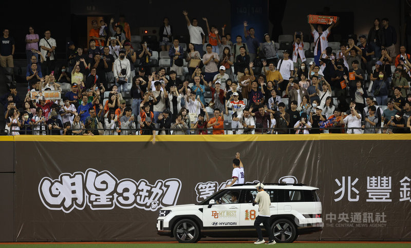 中職統一7-ELEVEn獅隊投手「嘟嘟」潘威倫(白車上)28日在台北大巨蛋完成引退賽,賽後球團也舉辦感謝儀式,潘威倫搭車從一壘側出發,一路繞過外野,向全場球迷致意。中央社記者張新偉攝 113年9月28日