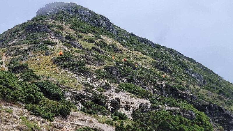 高雄市六龜救難協會飛鷹大隊近日前往向陽山區搜尋疑多年前失蹤的江姓女山友骨骸但無所獲，由於颱風已生成將影響天候，飛鷹大隊決定29日將提早下山。（飛鷹大隊提供）中央社記者盧太城台東傳真  113年9月28日