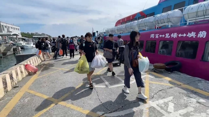 颱風山陀兒生成,台東往返綠島、蘭嶼船班28日中午過後將取消,上午疏運約千名遊客返回台東富岡港。中央社記者盧太城台東攝 113年9月28日