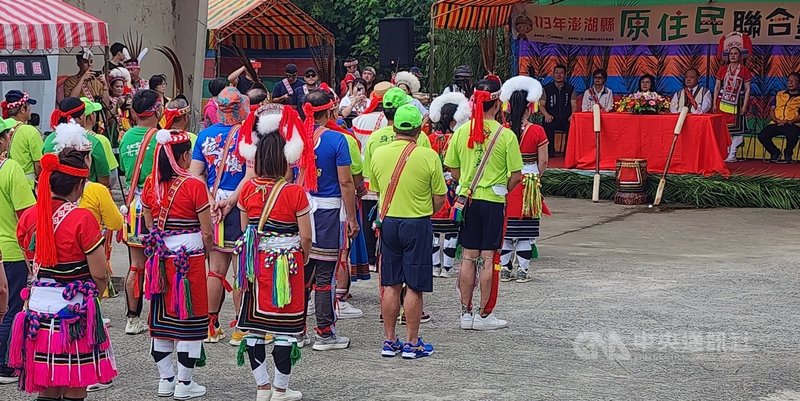 澎湖縣原住民聯合豐年祭28日在馬公東文原住民部落廣場舉行，來自花蓮、台東、台南、南投、桃園和澎湖的原住民近300人，依循傳統進行，一起祭拜祖靈，祈求風調雨順、族人平安事事順心。中央社  113年9月28日