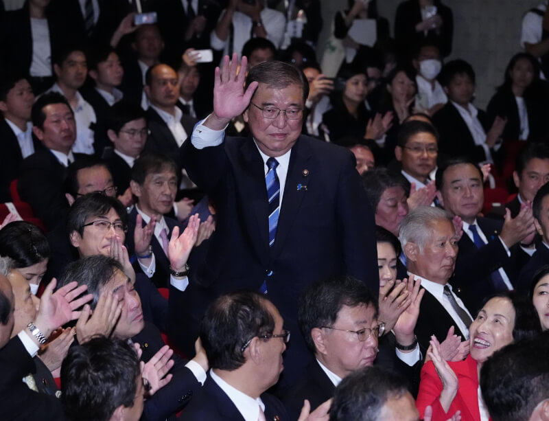 日本自民黨總裁選舉結果27日出爐，石破茂（舉手者）在第二輪投票擊敗對手高市早苗，成為自民黨第28任總裁。（共同社）