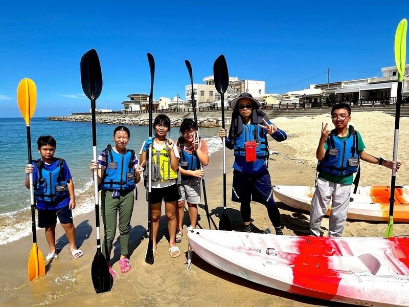 澎湖縣文光國中夏日樂學計畫以本土語結合在地文化與校本「海洋島嶼」課程，帶領學生至市場買魚，學習製作茄汁鯖魚和一夜干，並規劃獨木舟及帆船教學。（教育部提供）中央社記者許秩維傳真  113年9月29日