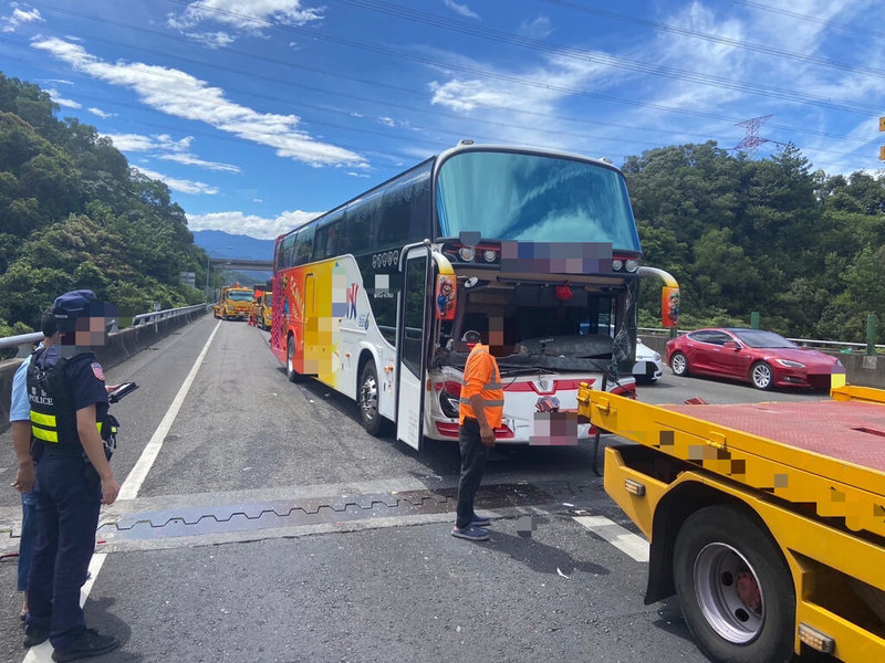 國道3號北向龍潭路段29日上午發生遊覽車追撞2轎車事故，54歲呂姓遊覽車司機疑未注意車況，追撞前方張姓、莫姓男子駕駛轎車，幸無人受傷。（公路警察局提供）中央社記者吳睿騏桃園傳真  113年9月29日