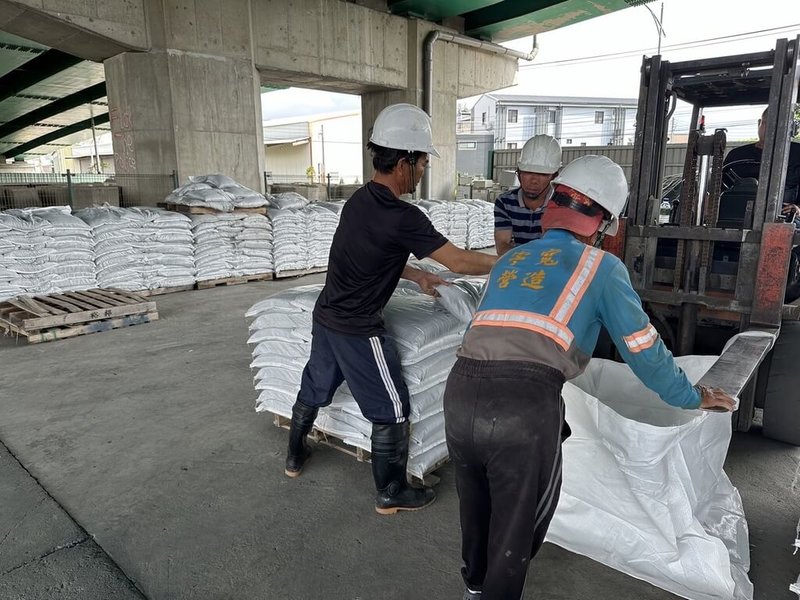 颱風山陀兒進逼台灣，未來強度有增強且暴風圈有擴大趨勢，台中市政府水利局與29個區公所搶險搶修開口契約均已整備待命，並通知公所於30日上午8時起發放沙包、嚴加戒備。（台中市政府提供）中央社記者郝雪卿傳真  113年9月29日