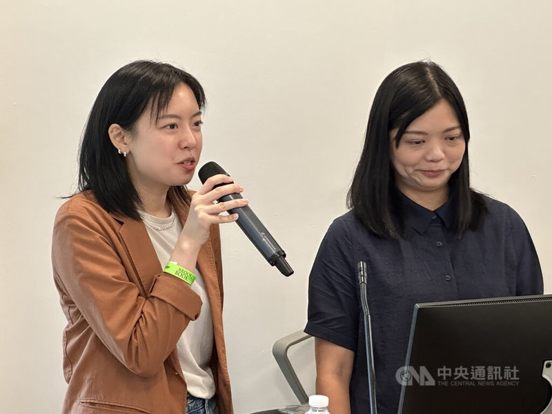 漫畫「來自清水的孩子」譯者金翎(左)為林廉恩(右)於工作坊擔任口譯。中央社記者廖漢原紐約攝 113年9月29日