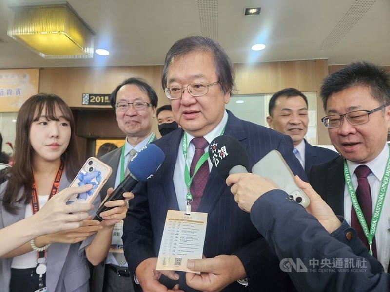 114年診所護理師加薪財源未定,醫界呼籲健保總額持續編列,115年比照醫院護理師由衛福部照護司公務預算扛起。衛福部長邱泰源(中)29日表示,不論是在醫院或基層,護理師加薪永遠是努力方向,護理師從業環境辛苦,支持醫療院所給護理人員更高待遇。中央社記者陳婕翎攝 113年9月29日