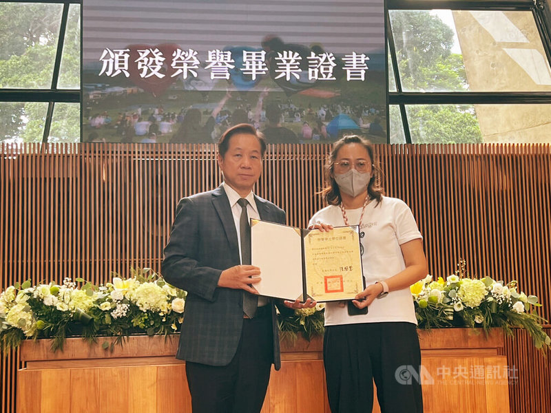 東海大學會計系林姓女大生日前過馬路時遭公車撞死，校方29日在路思義教堂舉辦追思會，林媽媽（右）從校長張國恩（左）手中接下女兒的榮譽畢業證書。中央社記者郝雪卿攝  113年9月29日