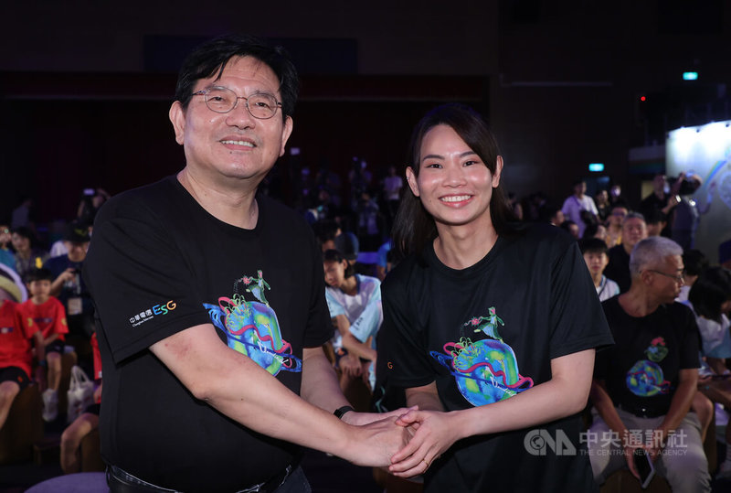 台灣羽球天后戴資穎(右)29日在台北出席贊助商中華電信舉辦的「擁『戴』精采 繼往開來」粉絲見面會,與中華電信執行副總經理林榮賜(左)致意並合影。中央社記者鄭傑文攝 113年9月29日