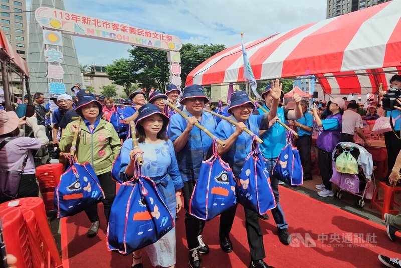 113年新北市客家義民爺文化祭29日在新北市市民廣場舉行，市長侯友宜（前排右）挑擔奉飯及帶領踩街遊行隊伍進場，場面熱鬧。中央社記者王鴻國攝 113年9月29日