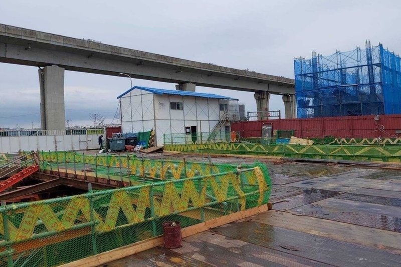桃園市政府建築管理處29日指出,為避免異物掉落軌道影響運行,位於捷運及高鐵周邊建築工地在施工前應將施工計畫送交第三方專業公會審查,降低施工過程風險,確保市民及乘客安全。(桃園市政府建築管理處提供)中央社記者吳睿騏桃園傳真 113年9月29日