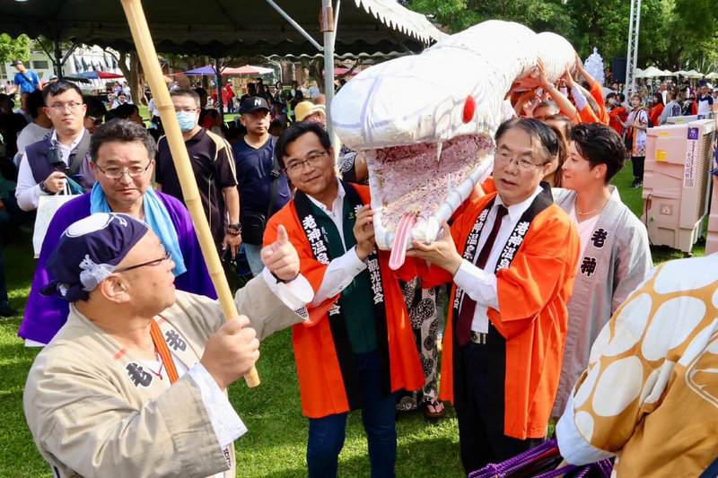 「2024總爺和風文化祭-群馬縣傳統工藝特展」29日在麻豆總爺藝文中心開幕，台南市長黃偉哲（前右）參與「沼田老神溫泉大蛇遊行」。（台南市政府提供）中央社記者楊思瑞台南傳真  113年9月29日