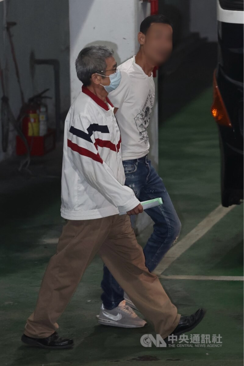 前台北市長辦公室主任李文宗(左)被控於京華城案涉嫌行、收賄,北院28日晚間召開羈押庭審理,深夜裁定李文宗收押禁見,隨後將人送往看守所。中央社記者吳家昇攝 113年9月29日