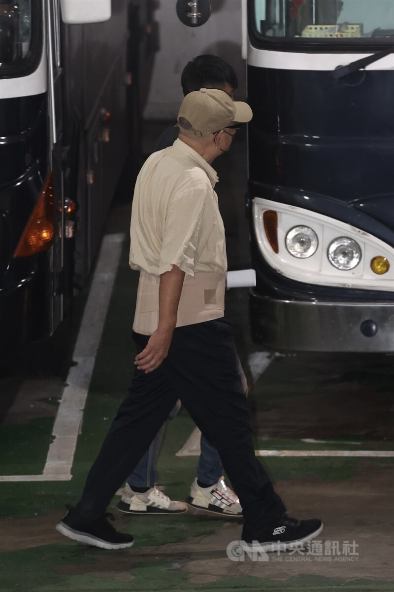 前鼎越開發公司董事長朱亞虎(前)被控於京華城案涉嫌行、收賄,北院28日晚間召開羈押庭,深夜裁定朱亞虎收押禁見。圖為朱亞虎29日凌晨步上囚車。中央社記者吳家昇攝 113年9月29日