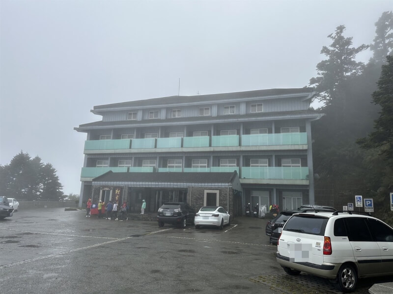 颱風山陀兒逼近，合歡山29日上午起濃霧、飄雨，農業部林業及自然保育署南投分署表示，轄管合歡山、奧萬大國家森林遊樂區將預警性休園。圖為合歡山松雪樓。（林業及自然保育署南投分署提供）中央社記者蕭博陽南投縣傳真 113年9月29日