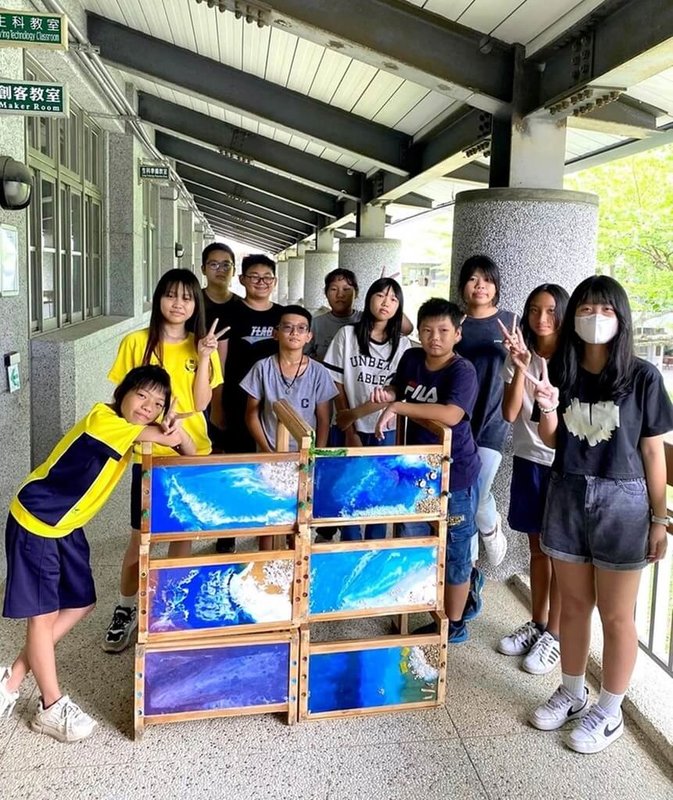 南投縣中寮國中夏日樂學計畫以校本科技課程跨領域學習為主軸,結合藝術及STEAM領域,帶領學生利用學校廢棄桌椅再生創作。(教育部提供)中央社記者許秩維傳真 113年9月29日