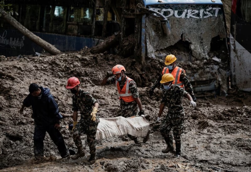 尼泊爾連降兩天豪雨，29日通往加德滿都的主要道路上有兩輛巴士被土石流滅頂，救難人員尋獲乘客遺體。（路透社）