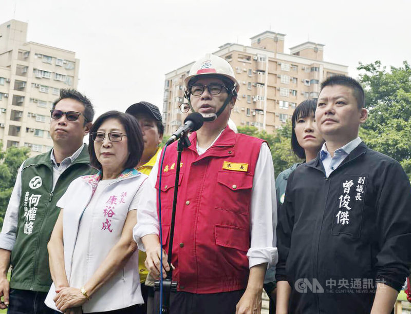 中央氣象署發布中颱山陀兒陸上颱風警報，高雄市長陳其邁（前右2）30日上午到本和里滯洪池視察防颱，他表示中午12時高雄颱風災變中心將提升為一級開設。中央社記者蔡孟妤攝  113年9月30日