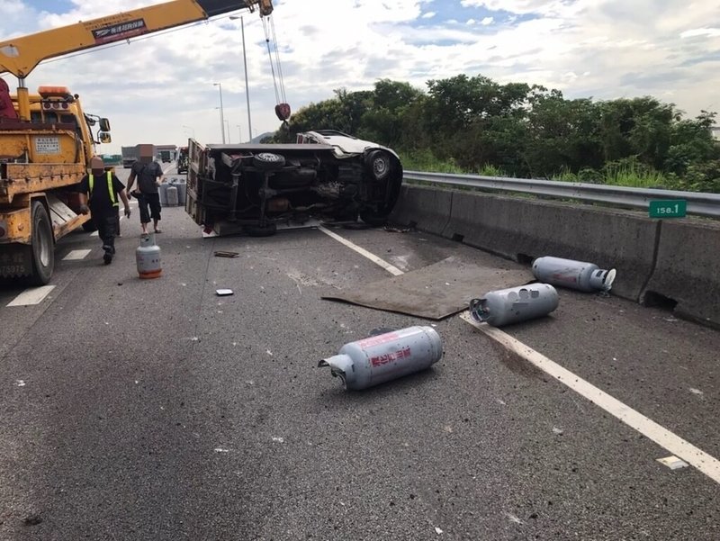 國道3號南向大甲路段30日下午發生交通事故，1輛小貨車因後輪爆胎失控撞擊外側護欄後翻覆，造成駕駛輕傷送醫。（民眾提供）中央社記者郝雪卿傳真  113年9月30日