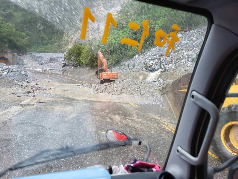 受颱風山陀兒外圍環流強降雨影響，蘇花路廊和仁至崇德路段已發生多處土石流災阻，公路局東區養護工程分局公布，為維護用路人車安全，蘇花路廊蘇澳至崇德及台9丁線蘇澳至和仁路段，30日上午9時預警性道路封閉「只出不進」、中午12時封閉。（花蓮縣消防局提供）中央社記者李先鳳傳真  113年9月30日