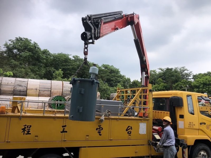 颱風山陀兒逼近，屏東及恆春半島列首波警戒範圍，台電屏東區營業處加派人力及機具進駐恆春、小琉球及沿海鄉鎮，全面戒備。（台電提供）中央社記者李卉婷傳真  113年9月30日