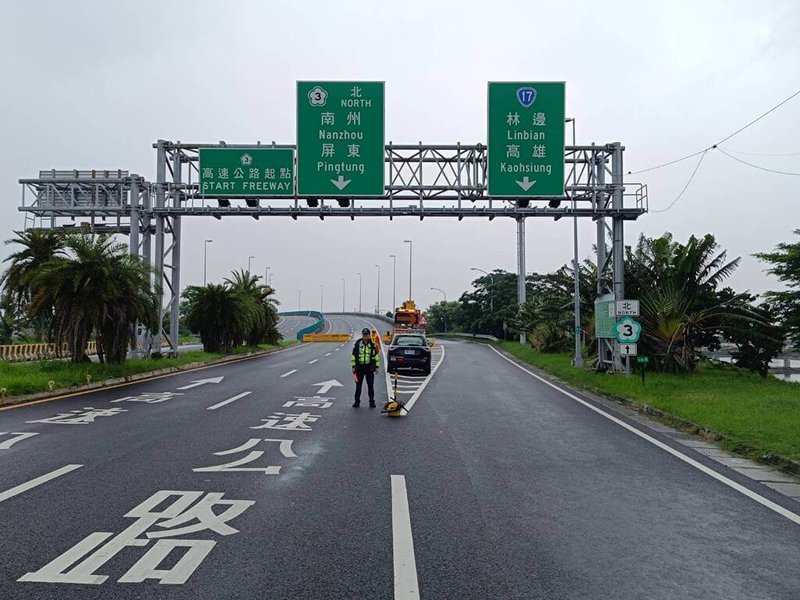 颱風山陀兒來襲，陸上颱風警報已發布，國道3號林邊交流道至大鵬灣道路的北上路段高架橋，30日下午2時起開放緊急避難停車。（東港警分局提供）中央社記者李卉婷傳真  113年9月30日