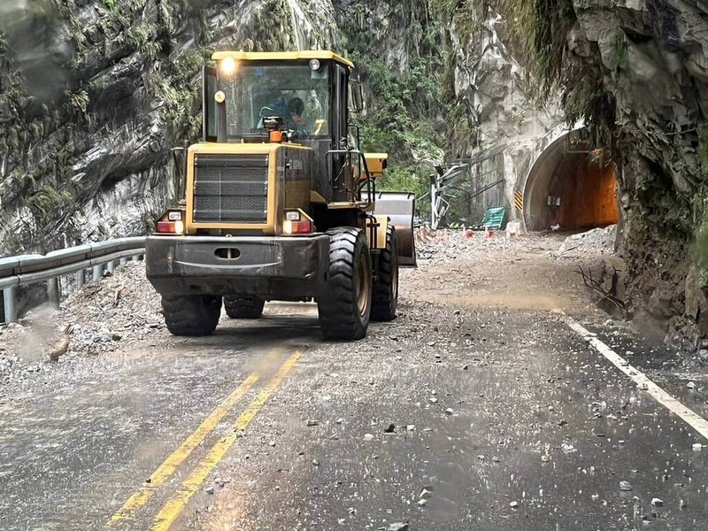 颱風山陀兒外圍環流將影響花東山區，雨勢可能達大豪雨以上等級，30日下午預警性封閉台8線關原至太魯閣口路段，晚間6時30分起全面封閉。（公路局東區養護工程分局提供）中央社記者李先鳳傳真  113年9月30日