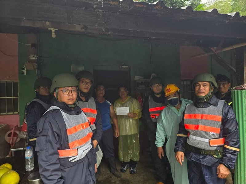 颱風山陀兒風雨漸強，花蓮縣政府針對土石流潛勢溪流地區的保全戶展開預警性撤村，國軍弟兄與警方投入協助。（秀林鄉公所提供）中央社記者李先鳳傳真  113年9月30日