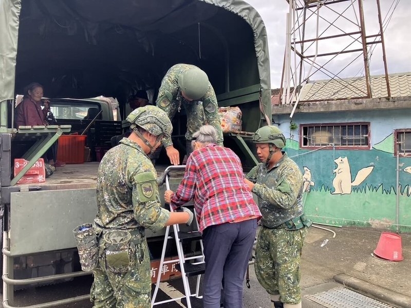 颱風山陀兒來襲，負責南部地區防務與救災的第四作戰區，30日協助潛勢區居民預防性撤離。（國防部提供）中央社記者游凱翔傳真  113年9月30日