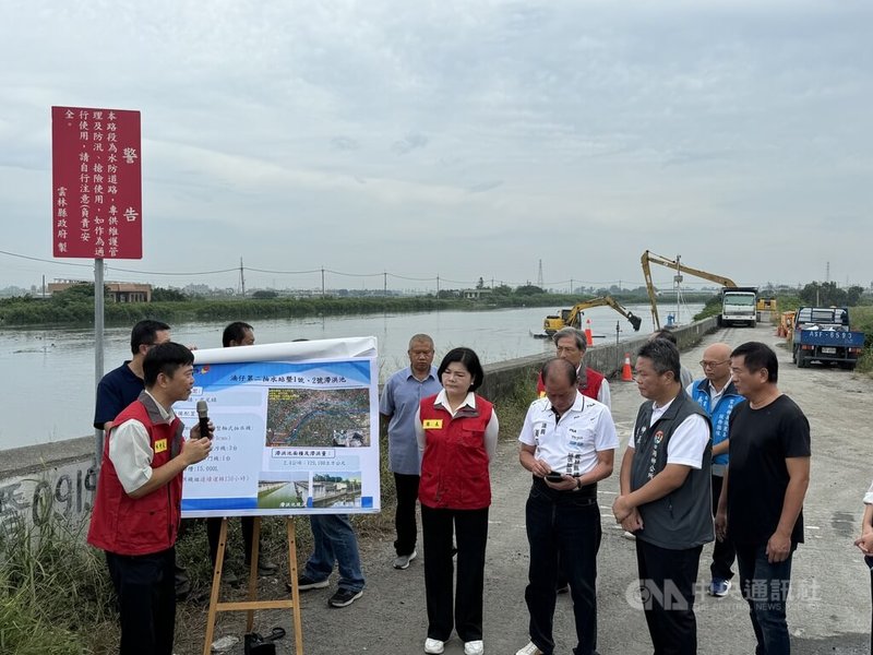 颱風山陀兒逼近，雲林縣長張麗善（前右4）30日視察防災整備，她說，已啟動防汛機制，移動式抽水機完成預檢和預布，提升各區域排洪調節能力；滯洪池等防洪設施已預抽，控制水位到低水位，增加洪峰準備時間。中央社記者姜宜菁攝 113年9月30日