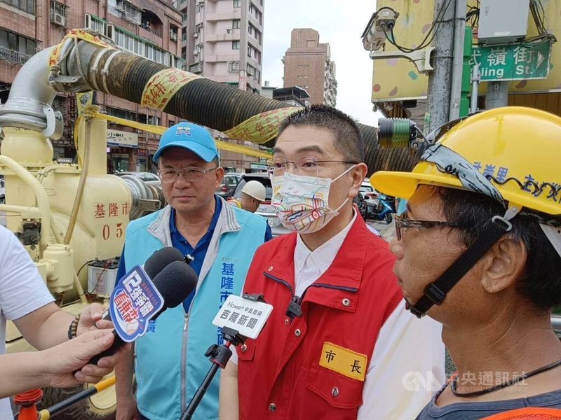 颱風山陀兒來襲，基隆市長謝國樑（右2）30日下午前往大武崙溪畔的基金一路視察抽水機布設情形，呼籲市民務必提高警覺，做好防颱準備。中央社記者王朝鈺攝  113年9月30日