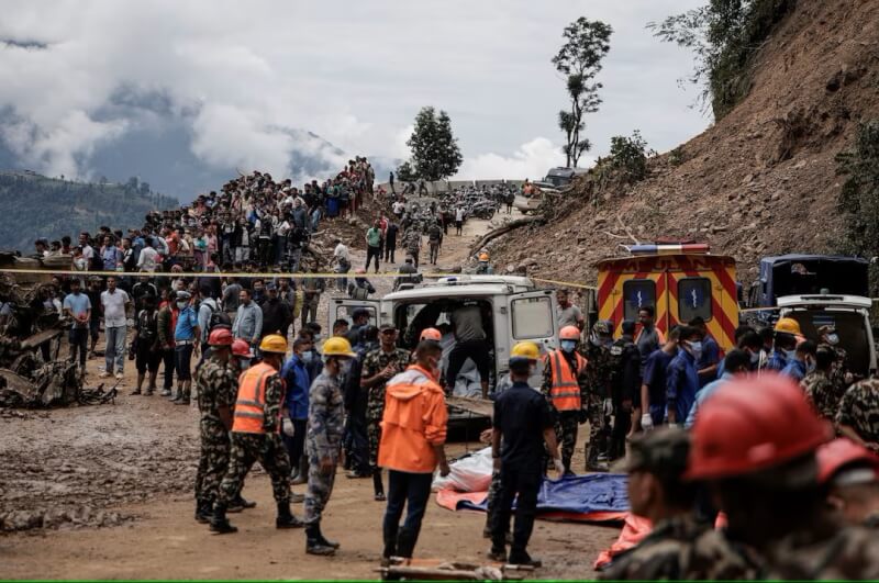 尼泊爾季風豪雨釀災，達丁一條高速公路爆發土石流，救難人員29日出動搜救。（路透社）