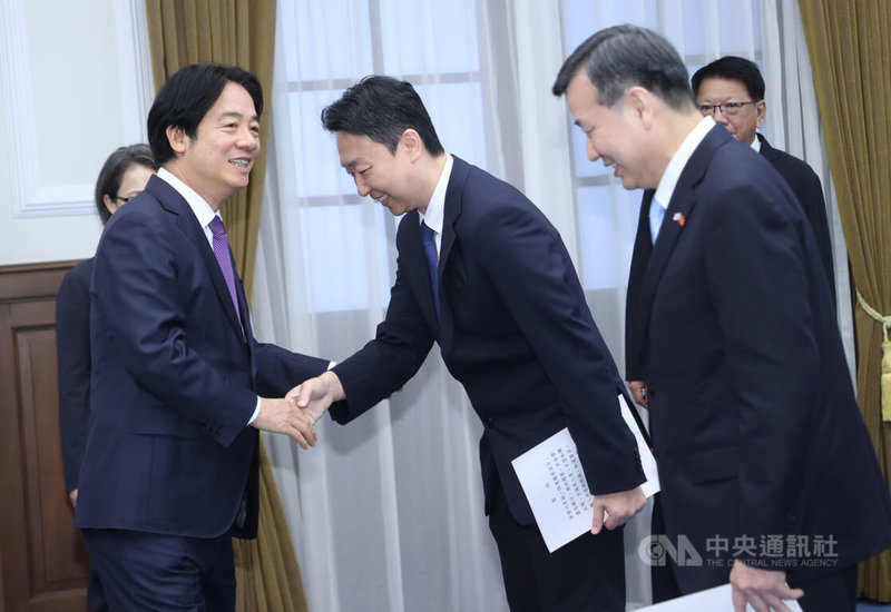 「新任行政院、考試院政務人員及駐外大使宣誓典禮」30日上午在總統府舉行,總統賴清德(左)向交通部長陳世凱(前右2)、駐日本特任大使李逸洋(前右1)等人握手致意。中央社記者鄭傑文攝 113年9月30日