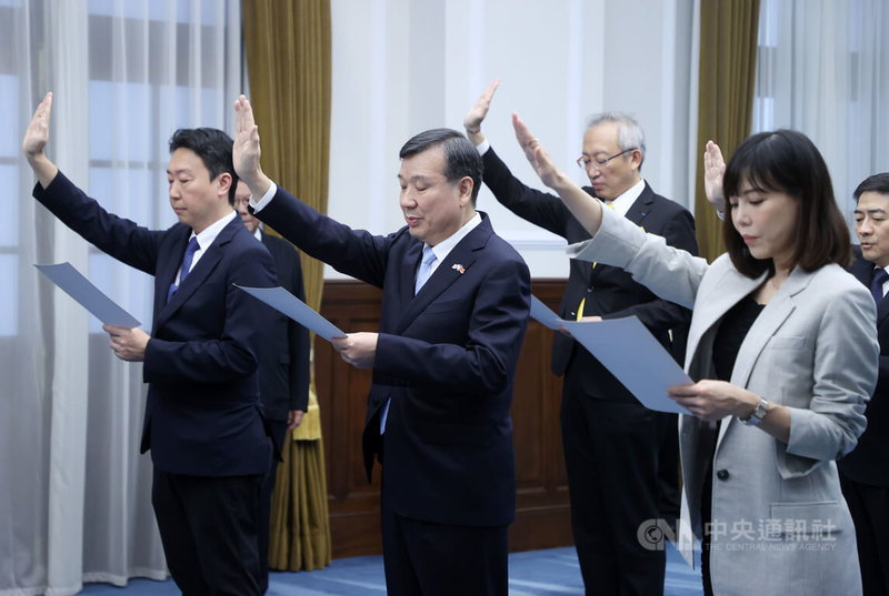 「新任行政院、考試院政務人員及駐外大使宣誓典禮」30日上午在總統府舉行，交通部長陳世凱（前左起）、駐日本特任大使李逸洋、行政院發言人李慧芝舉手宣誓。中央社記者鄭傑文攝  113年9月30日