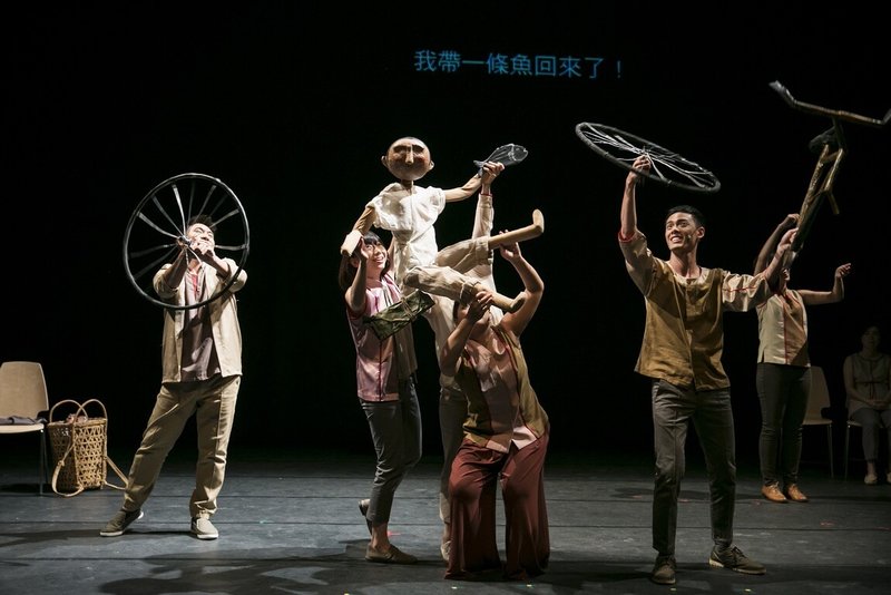 曉劇場作品「魚．貓」將於10月在高雄衛武營演出，「魚」描述出身山上貧窮家庭的祖孫，孫子返鄉帶回祖父囑咐、山上取之不易的魚，卻意外在途中摔落壓扁，故事中的魚象徵自尊、希望，更牽引著親情，反映小人物生活面對挫折與困境的勇氣。（衛武營國家藝術文化中心提供）中央社記者葉冠吟傳真  113年9月30日