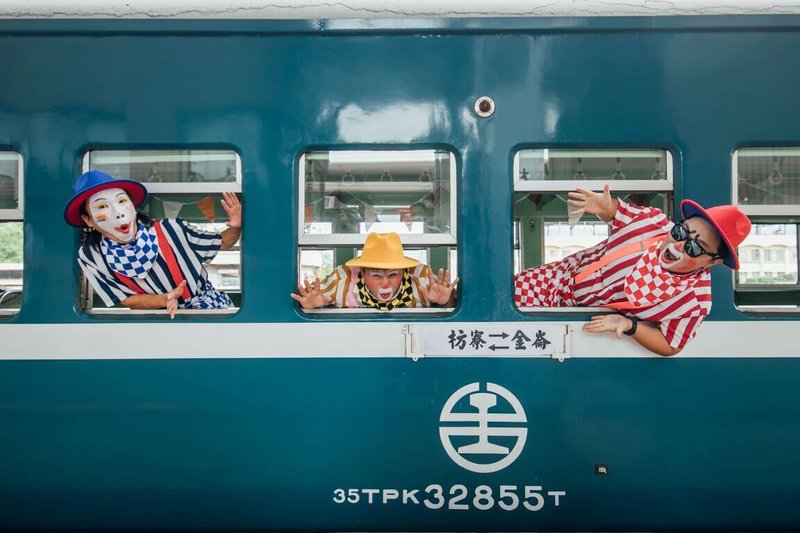 11月登場的屏東鐵道文化觀光祭，加碼推出5班次藍皮解憂號，將懷舊列車變身移動書店，感受南台灣鐵道風景，也能欣賞精彩豐富的藝文展演，10月1日中午12時開搶。（屏東縣政府提供）中央社記者李卉婷傳真  113年9月30日