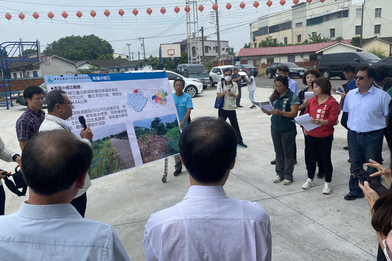 颱風山陀兒暴風圈已接觸台東、恆春半島陸地，立法院財政委員會召集委員民進黨立委賴惠員（前右2）30日安排考察台南市後壁區與八掌溪沿岸防災工程。（賴惠員服務處提供）中央社記者楊思瑞台南傳真  113年9月30日