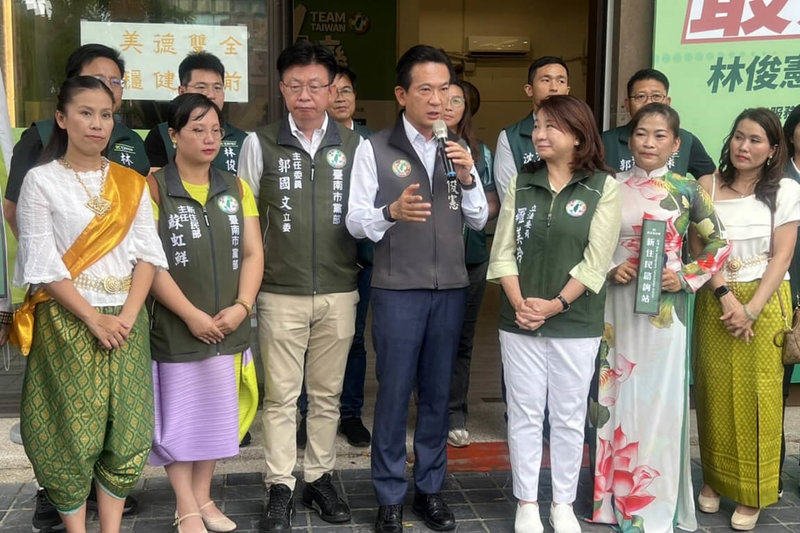 民進黨立委林俊憲（前中）於台南市永華路服務處成立新住民諮詢站，30日正式揭牌，民進黨中央黨部新住民事務部主任、立委羅美玲（前右3）等人到場。（林俊憲服務處提供）中央社記者楊思瑞台南傳真  113年9月30日