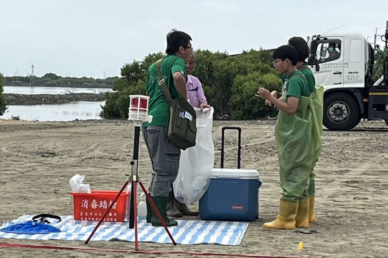 「台南地區黑面琵鷺保護區及度冬棲地巡守及環境整備共同演練」30日在七股區舉行，結合政府相關單位及保育團體強化傷鳥搜救及醫療作業。（台南市農業局提供）中央社記者楊思瑞台南傳真  113年9月30日