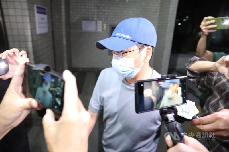 國民黨高雄市議員黃紹庭涉浮報助理費,卻在搜索前搭機飛往中國廈門。高雄地檢署29日證實黃紹庭已返台,隨即由檢察官指揮調查局人員,對黃紹庭逕行搜索、查扣相關證據並執行拘提。30日凌晨0時許被依貪污治罪條例移送雄檢複訊,訊後遭檢方聲押。中央社記者張已亷攝 113年9月30日